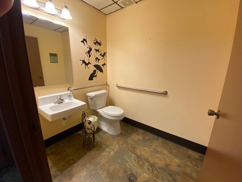 More Photos Of 2228 W College St, Springfield Veterinarian Kennel For Sale