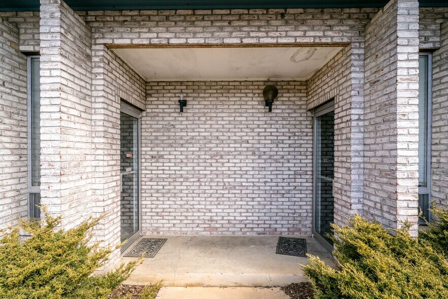 More Photos Of 52 Mid Valley, Verona Light Manufacturing For Sale