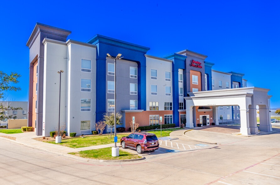 Primary Photo Of 2700 Green Oaks Rd, Fort Worth Hotel For Sale