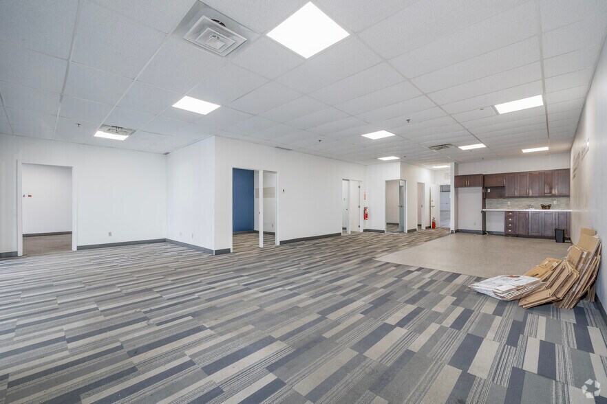 More Photos Of 9415-9495 Aut Transcanadienne, Montréal Warehouse For Lease