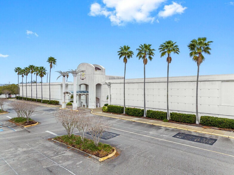 More Photos Of 3520 US Highway 98 N, Lakeland Department Store For Sale