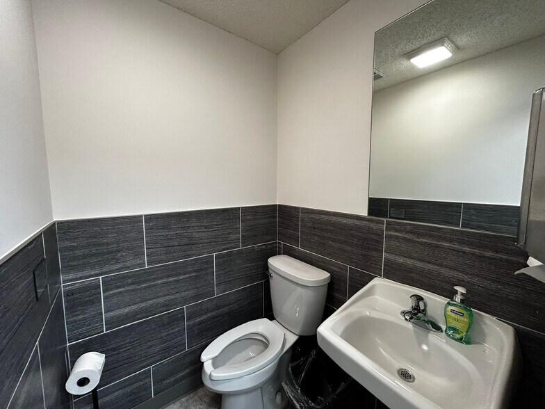 More Photos Of 6820 Roosevelt Ave, Middletown Medical For Lease