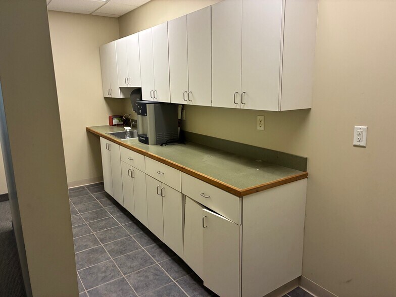 More Photos Of 160 S Turnpike Rd, Wallingford Light Distribution For Lease