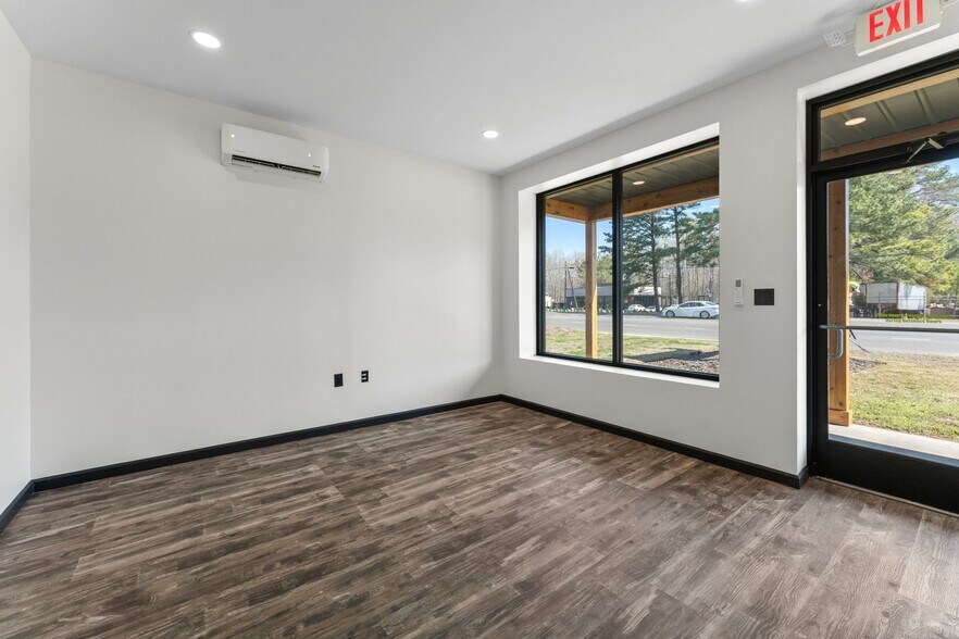 More Photos Of 2988 George Washington Memorial Hwy, Hayes Office For Sale