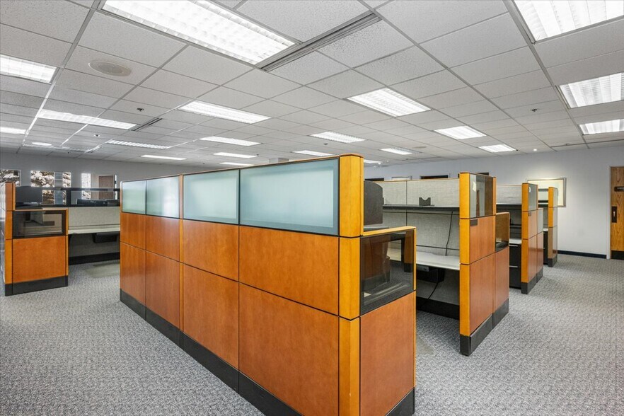 More Photos Of 7001 Jewel Lake Rd, Anchorage Office For Sale