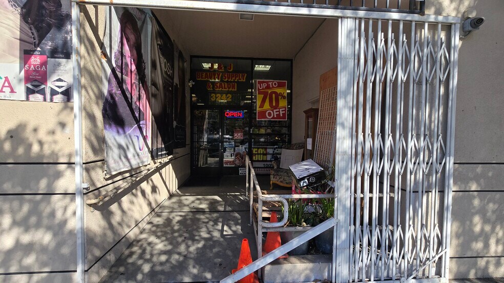 More Photos Of 3242 Grand Ave, Oakland Storefront For Lease