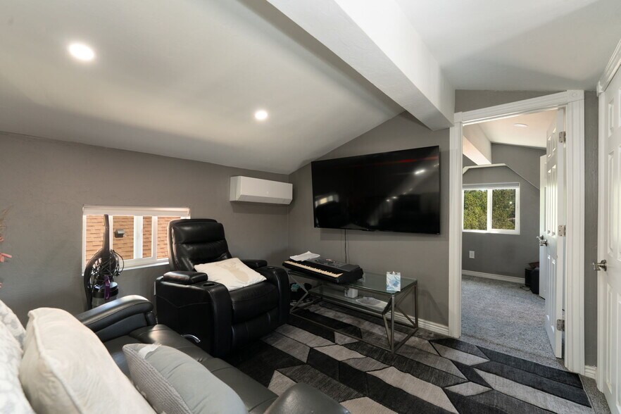 More Photos Of 1624 E Main St, Montrose Hotel For Sale