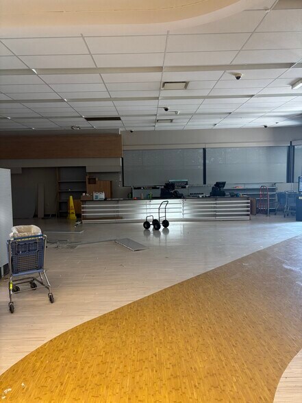 More Photos Of 325 E Waterloo Rd, Akron Drugstore For Sale