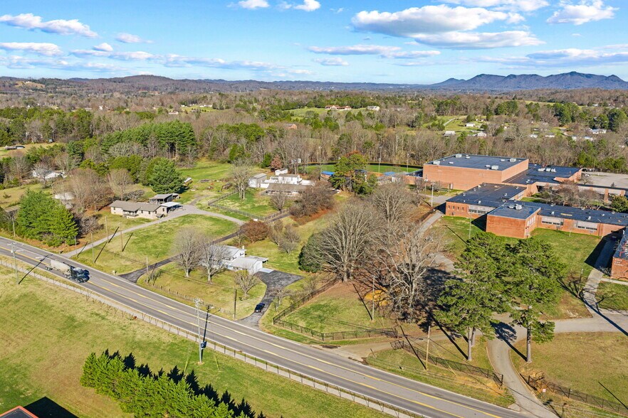 More Photos Of 7700 Tazewell Pike, Corryton Multifamily For Sale