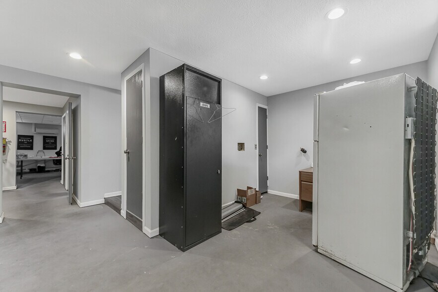 More Photos Of 13390 Ravenna Ave NE, Hartville Flex For Sale