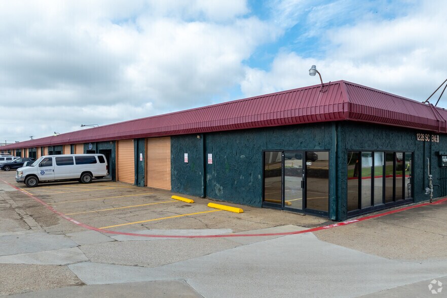 More Photos Of 1228 W Scyene Rd, Mesquite Unknown For Lease