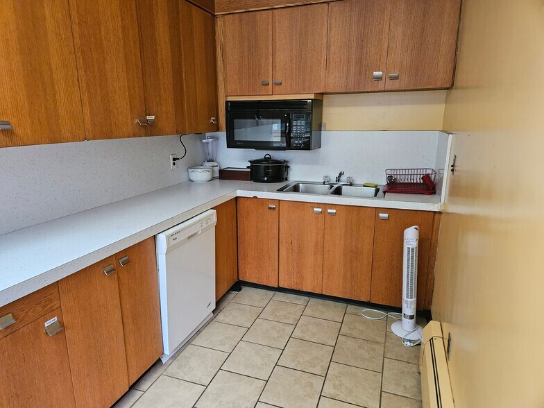 More Photos Of 24 Rossa Ave, Lawrence Office For Sale