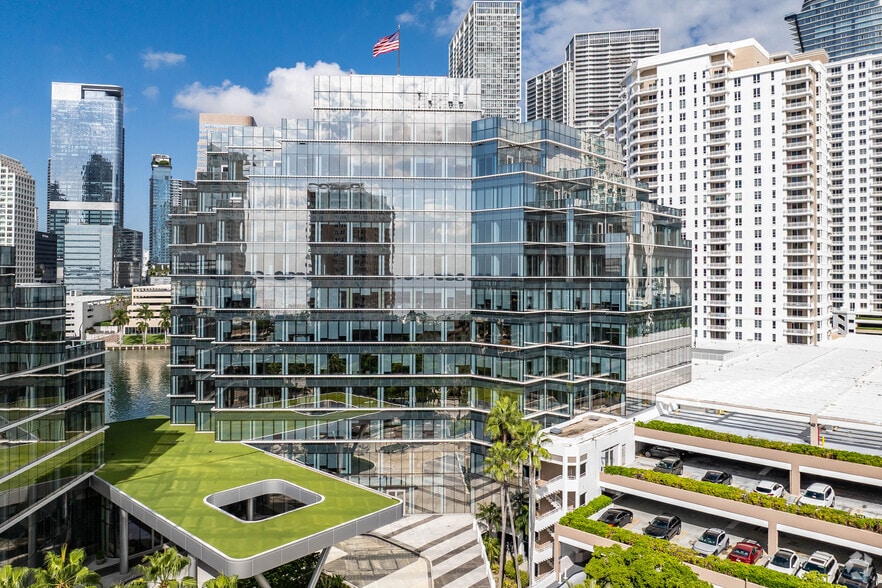 More Photos Of 601 Brickell Key Dr, Miami Storefront For Lease