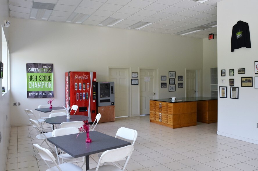More Photos Of 16517 Bull Church Rd, Woodford Warehouse For Lease