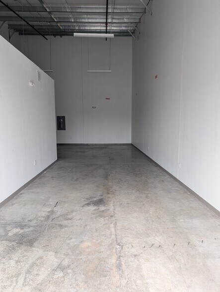 More Photos Of 5101 N Howard Ave, Tampa Light Distribution For Lease