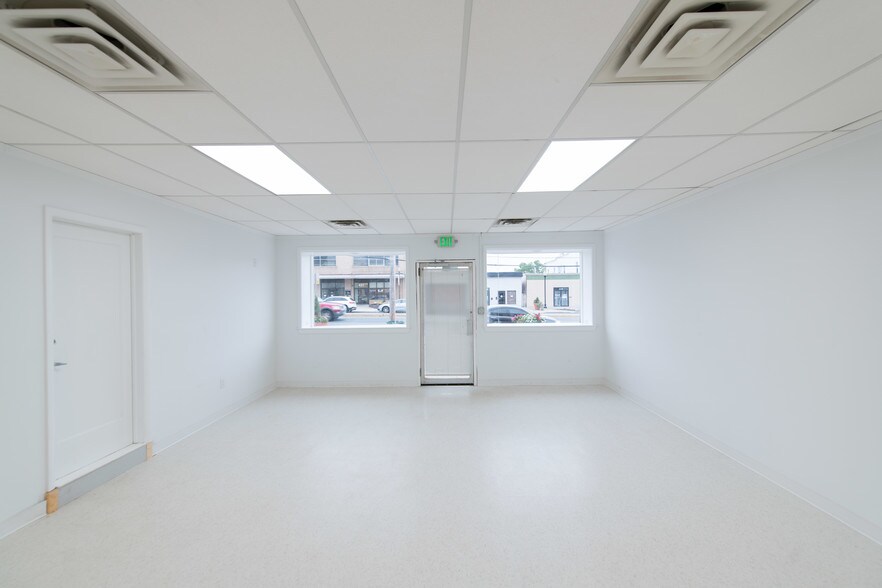 More Photos Of 422 Eastern Blvd, Essex Storefront Retail Office For Lease