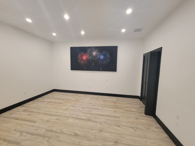 More Photos Of 3888 Mannix Dr, Naples Light Manufacturing For Lease