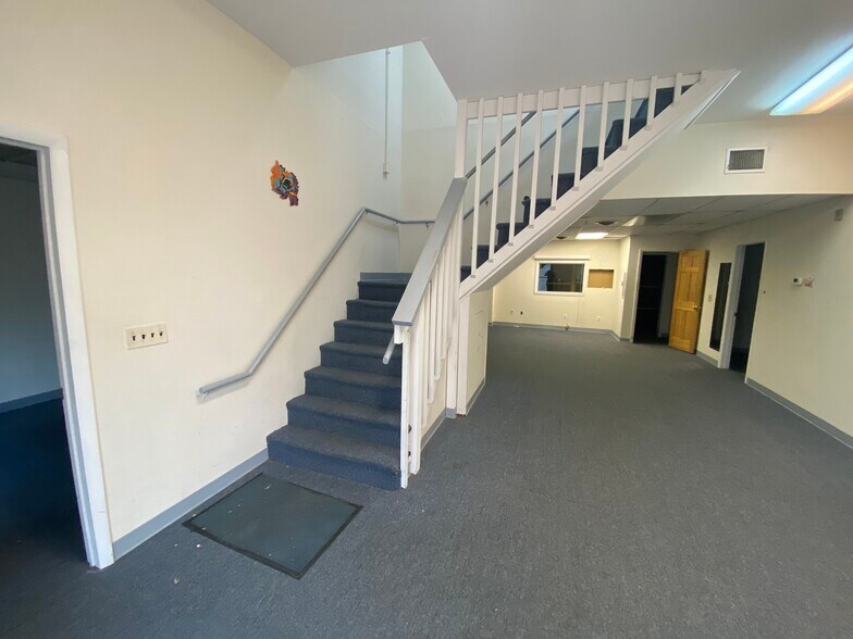 More Photos Of 45 Everett Dr, Princeton Junction Light Distribution For Lease