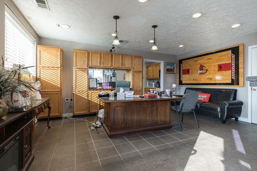 More Photos Of 1545 Berry Blvd, Louisville Auto Dealership For Sale