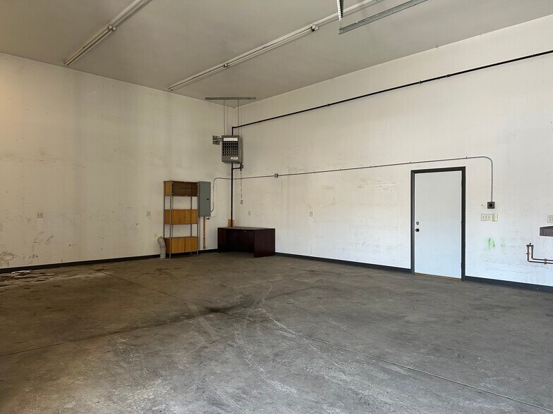 More Photos Of 733-759 Memorial Ave, West Springfield Showroom For Sale