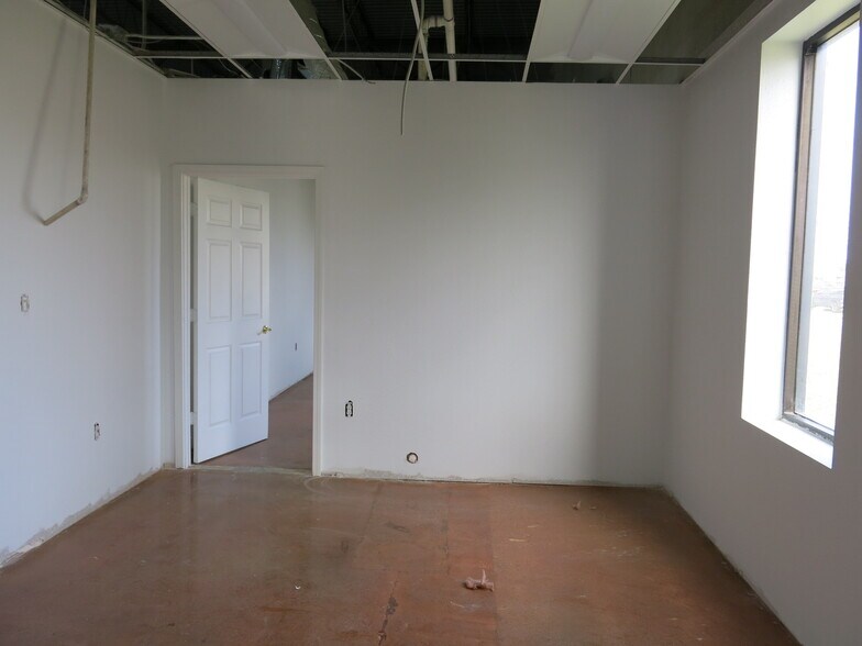 More Photos Of 10969 Shady Trl, Dallas Light Distribution For Lease