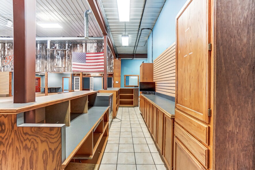 More Photos Of 20660 W Bowling Green Road, Weston Auto Repair For Lease