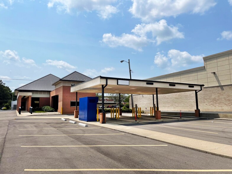 More Photos Of 2700 W Jackson St, Muncie Bank For Sale