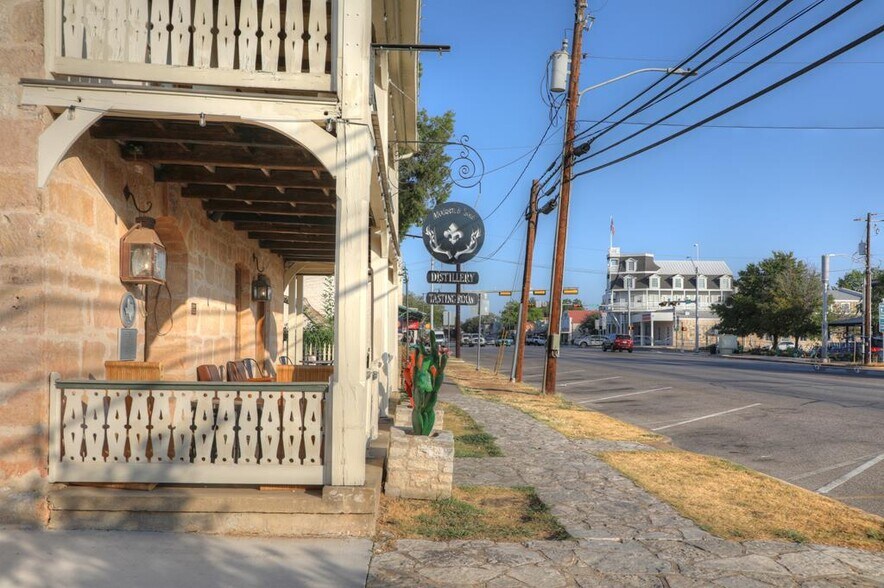 More Photos Of 405 E Main St, Fredericksburg Storefront For Lease