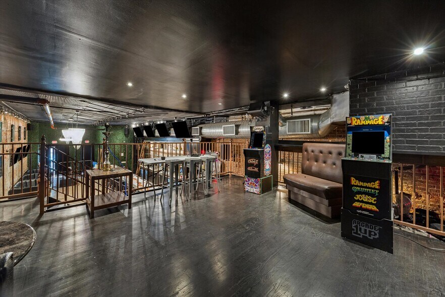 More Photos Of 110 Main St, Houston General Retail For Lease