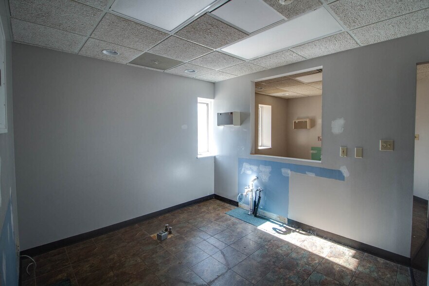 More Photos Of 201 McCausland St, Carlinville General Retail For Sale