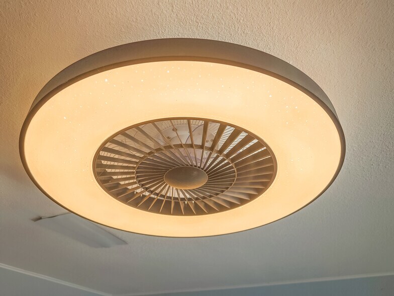 More Photos Of 401 S Ranchwood Blvd, Yukon Flex For Sale