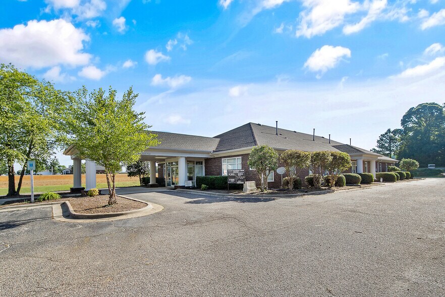 More Photos Of 303-305 Tilghman Dr, Dunn Medical For Lease