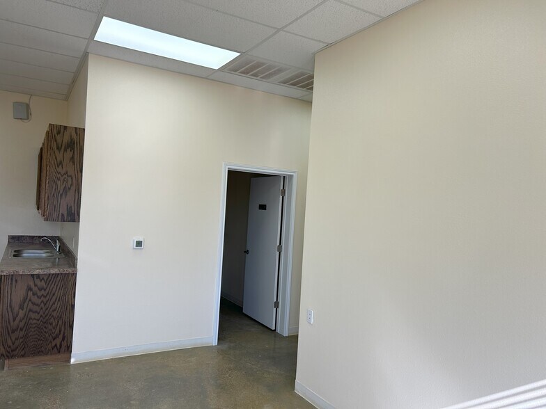 More Photos Of 1389 Oil Mil Rd, Pecos Warehouse For Lease