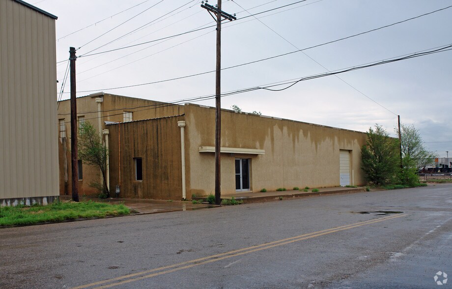 More Photos Of 902 7th St, Lubbock Warehouse For Sale