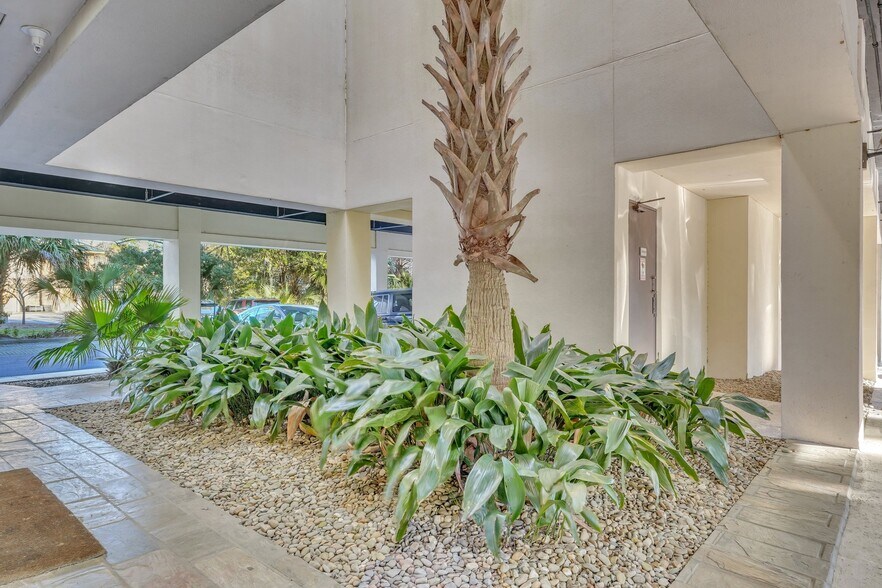 More Photos Of 52 New Orleans Rd, Hilton Head Island Office For Sale