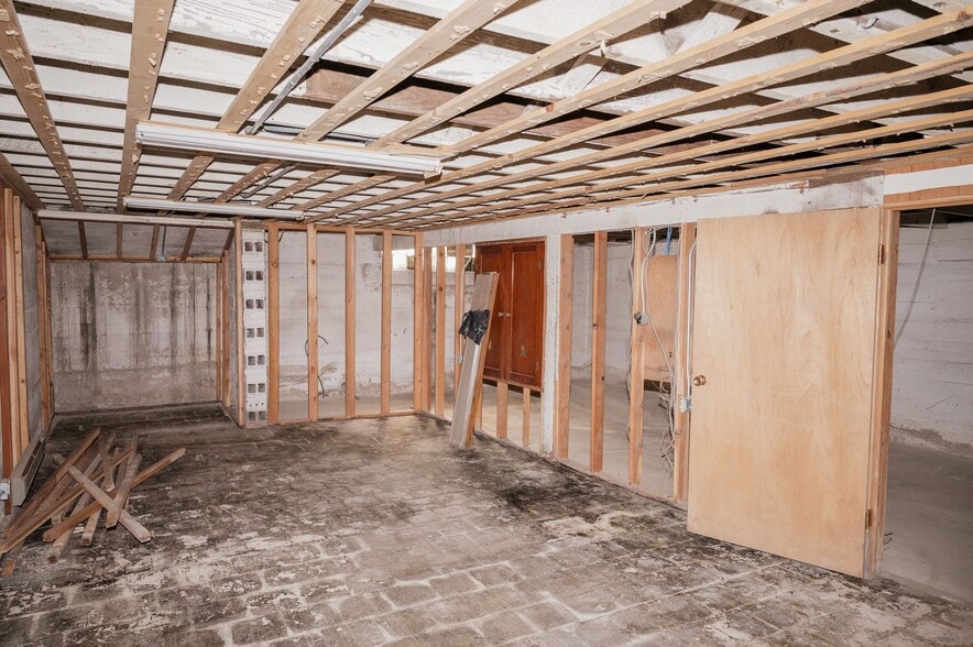 More Photos Of 435 Main St E, Trimont Flex For Sale