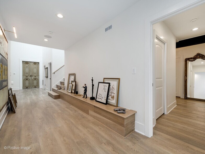 More Photos Of 2733 N Pulaski Rd, Chicago Showroom For Sale