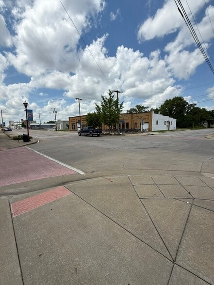 More Photos Of 430-436 W Commercial St, Springfield Storefront For Lease