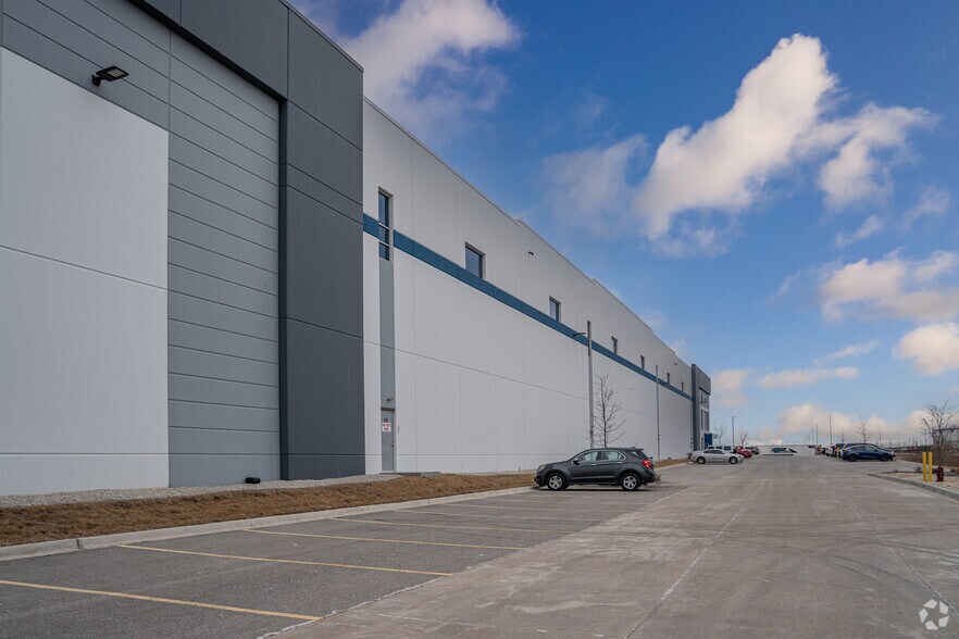 More Photos Of 900 W Renwick Rd, Romeoville Distribution For Lease