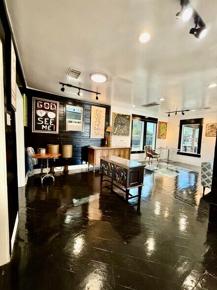 More Photos Of 209 Fannin St, Tomball Freestanding For Sale