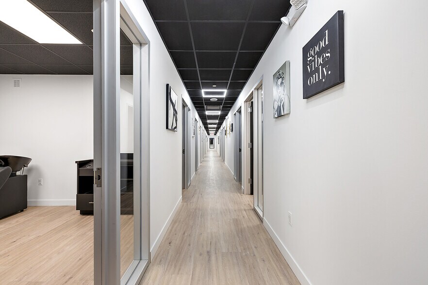 More Photos Of 801-803 W Big Beaver Rd, Troy Office For Lease