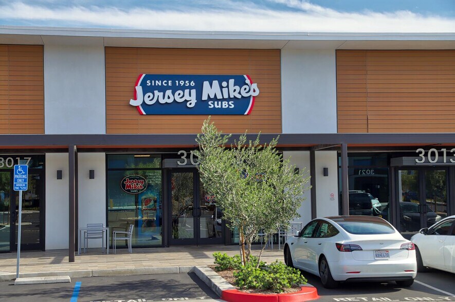 More Photos Of 3085 N Hollywood Way, Burbank Loft Creative Space For Lease