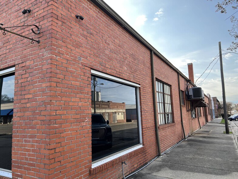 More Photos Of 111 W Ridgeley St, Atmore Storefront For Sale