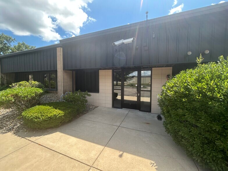 More Photos Of 2831 Dexter Dr, Elkhart Office For Lease