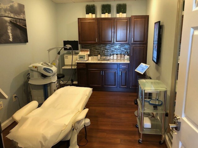 More Photos Of 44125 Woodridge Pky, Lansdowne Office For Sale