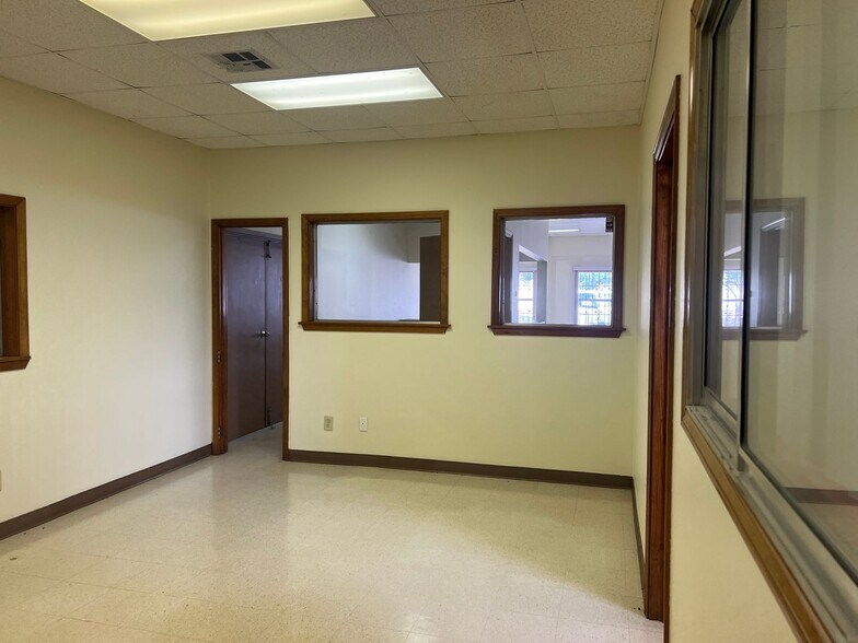More Photos Of 1506 Corporate Dr, Shreveport Manufacturing For Lease