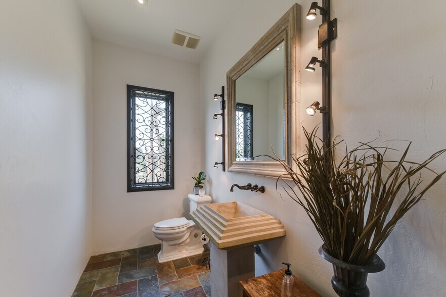 More Photos Of 1703 Highway 35 S, Rockport Office Residential For Lease