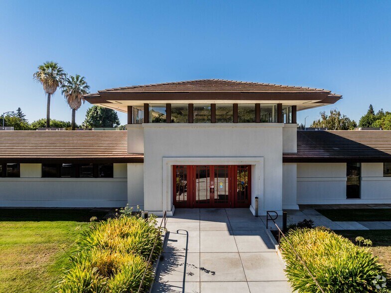 More Photos Of 125 N Lincoln St, Dixon Medical For Sale