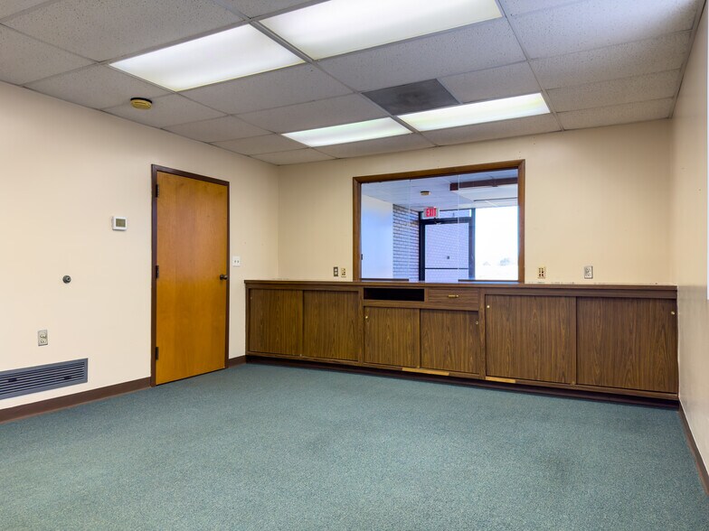 More Photos Of 1679 E State Route 29, Urbana Showroom For Sale