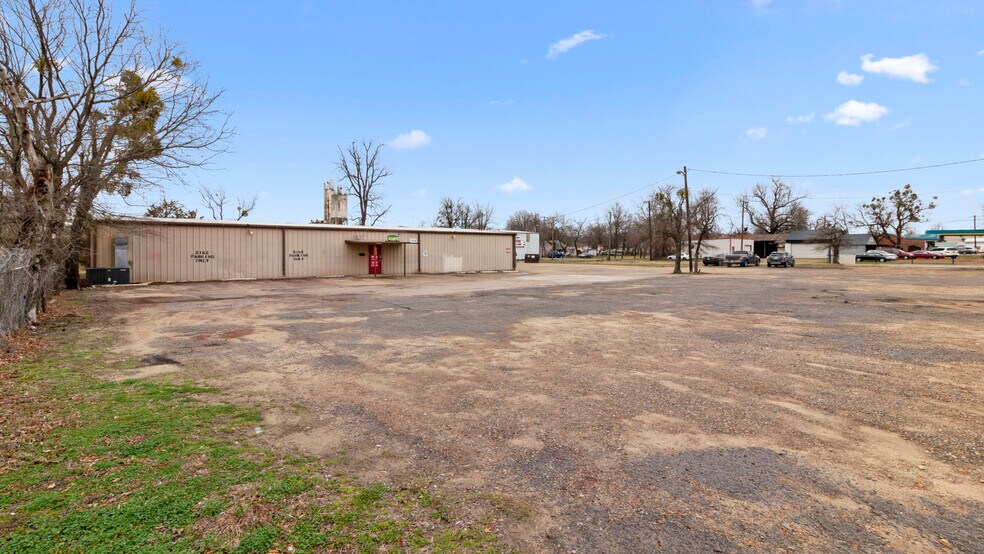More Photos Of 1734 N Main St, Paris Freestanding For Sale